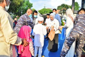 TNI AL dan KADIN DKI Jakarta Sebar 2.200 Paket Lebaran