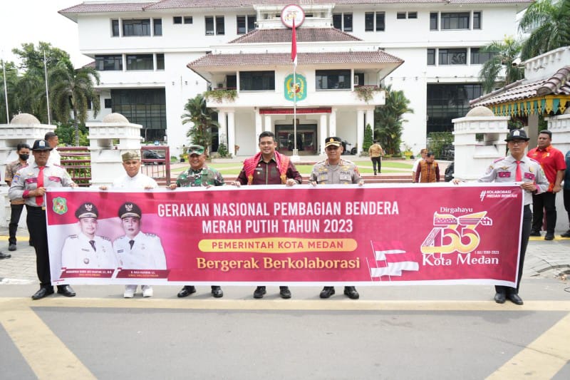 Wali Kota Medan Bagikan Ratusan Bendera Merah Putih