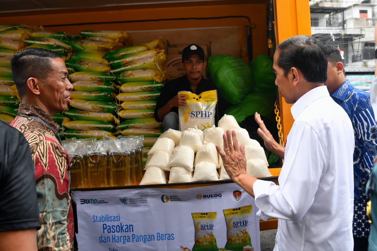 Sambangi Pasar Sukaramai, Jokowi Apresiasi Mobil Pasar Murah Keliling