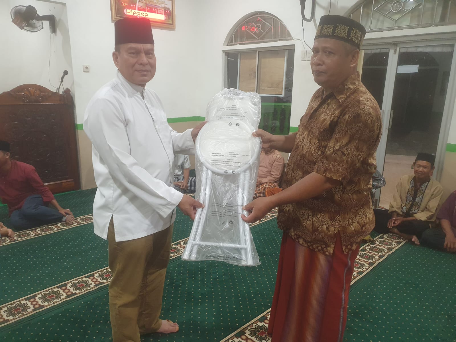 Datuk Syaiful Azhar Serahkan Bantuan Kursi untuk Salat di Kisaran Timur