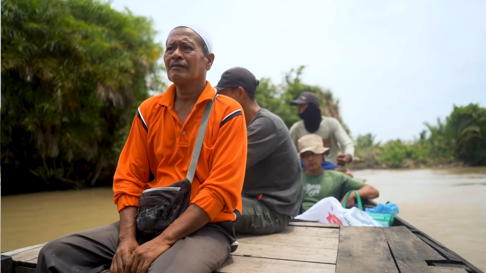 Azizi dan Inalum Bersatu Melakukan Konservasi Mangrove di Pantai Sejarah