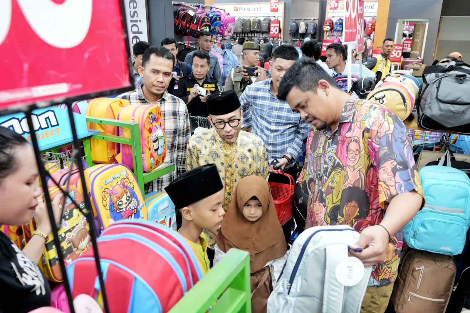 Bobby Nasution Bawa Anak Yatim Belanja Baju Lebaran