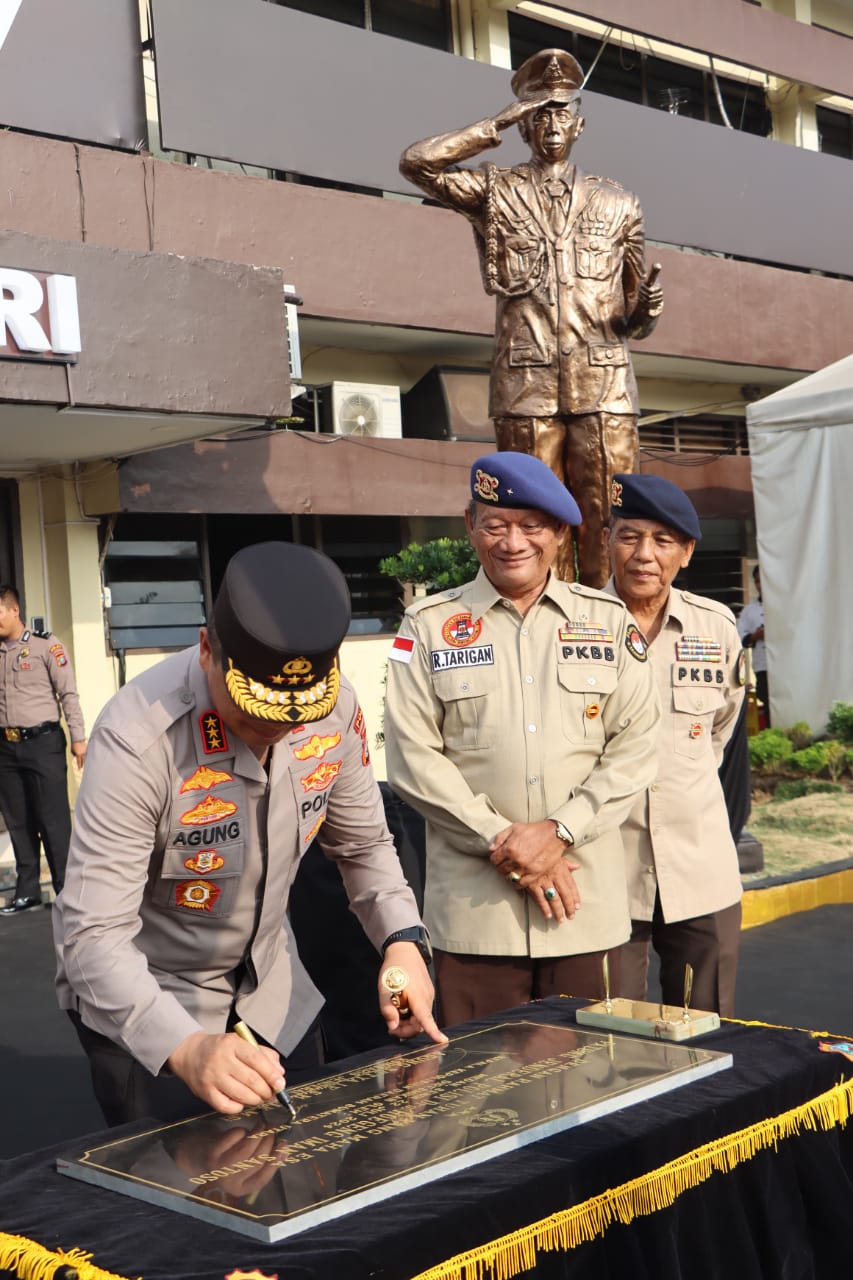 Patung Jenderal Hoegeng Berdiri Tegak di Polrestabes Medan