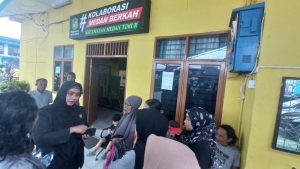 Emak-emak Didampingi Lailatul Badri Geruduk Kantor Camat Medan Timur