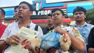 Bawa Ayam ke Polda Sumut, Dwi Ngai Sinaga Laporkan Kapolres Taput