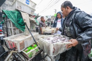 Borong Dagangan PKL, Ihwan Ritonga Berikan untuk Korban Banjir Medan