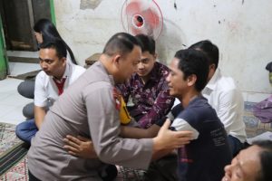 Wakapolrestabes Medan Kunjungi Orang Tua Tiga Anak yang Ditikam Tetangga