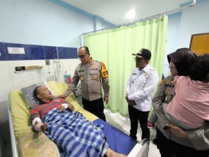 Kapolrestabes Medan Jenguk Kepling Korban Penusukan Wanita Diduga ODGJ