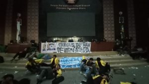 Demo Tolak PPN 12 Persen, Ratusan Mahasiswa Kuasai Gedung Paripurna DPRD Sumut