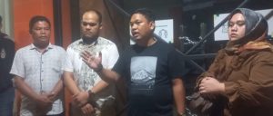 Dwi Ngai Sinaga Serahkan Kunci Segel Gedung Rektorat UTND ke Lurah