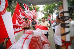 Borong Bendera Merah Putih, Ihwan Ritonga Bagikan ke Masyarakat