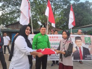 PKB Medan Bagikan Delapan Ribu Bendera Merah Putih