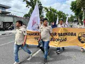 Anggota DPRD Binjai Demo di Kantor Gubsu dan Rumah Dinas Kapolda Sumut
