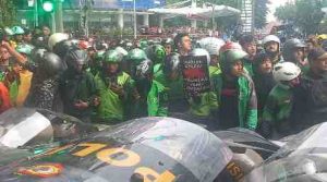 Bawa Bunga Duka Cita, Ratusan Driver Ojol Geruduk DPRD Sumut