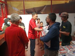 Hasyim dan Kelenteng Guan Shi Pho Guan Shui Tien Salurkan 800 Paket Sembako