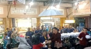 Hasyim SE Bersama Komunitas Wu Xing Bagikan Paket Makanan di Medan Denai