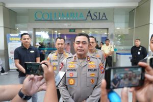 Kapolda Sumut dan Istri Tak Bisa Menahan Air Mata saat Besuk Korban Laka Lantas yang Dilakukan Anak Buahnya