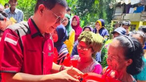 Hasyim Salurkan Bantuan PDI Perjuangan Sumut Kepada Korban Terdampak Banjir di Medan Polonia