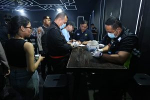 Petugas Gabungan Gerebek HW Helen’s Night Mart