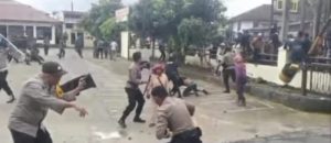 Demo di Mapolres Dairi Rusuh, 10 Petugas Luka-luka
