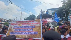 Pedagang Daging Babi Kepung Balai Kota Medan