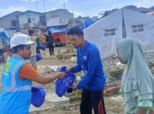 PLN Icon Plus Lanjutkan Penyerahan Sembako ke Tenda Pengungsian Korban Banjir di Kuala Simpang