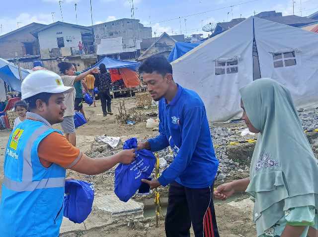 PLN Icon Plus Lanjutkan Penyerahan Sembako ke Tenda Pengungsian Korban Banjir di Kuala Simpang