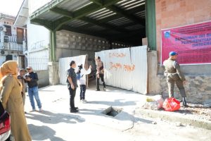 Bangunan Berizin Rumah Kos Disulap Jadi Lapangan Padel, Pemkot Jaktim Lakukan Penyegelan