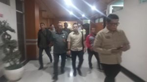 Hindari Wartawan, Dirut PUD Pasar Medan Dikawal Ketat Satpam Tinggalkan Gedung DPRD