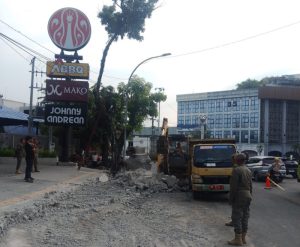 J.CO Donuts & Coffee Caplok Trotoar untuk Area Parkir, Satpol PP Kota Medan Lakukan Pembongkaran