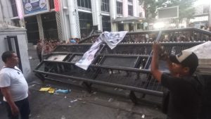 Desak Turunkan Harga BBM, Ratusan Mahasiswa Universitas Nommensen Geruduk DPRD Sumut