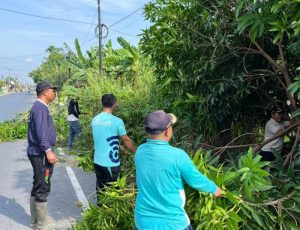 Ciptakan Harmonisasi, Iconnet dan Warga Desa Baru Batangkuis Lakukan Gotong Royong