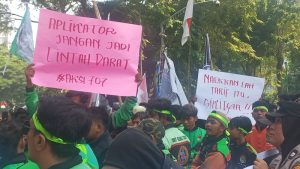 Ratusan Ojol Geruduk DPRD Sumut, Tuntut Potongan Aplikasi 8 Persen Diberlakukan Adil