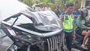 Pengemudi Denza Ngebut Tabrak 7 Kendaraan, 3 Korban Mengalami Luka-luka